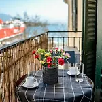 Flavia - Central Balcony Glimpse Of The Sea